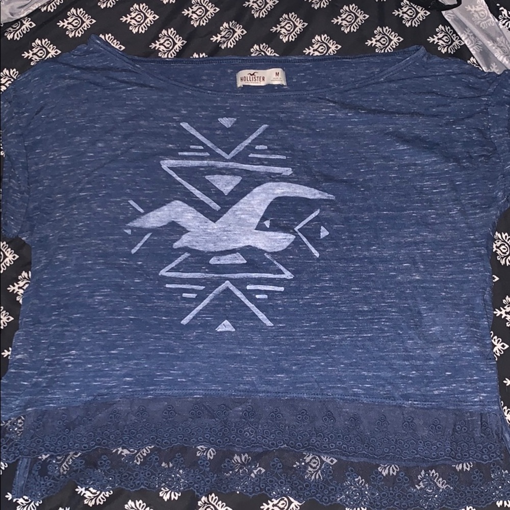 Medium hollister t-shirt/crop top with lace